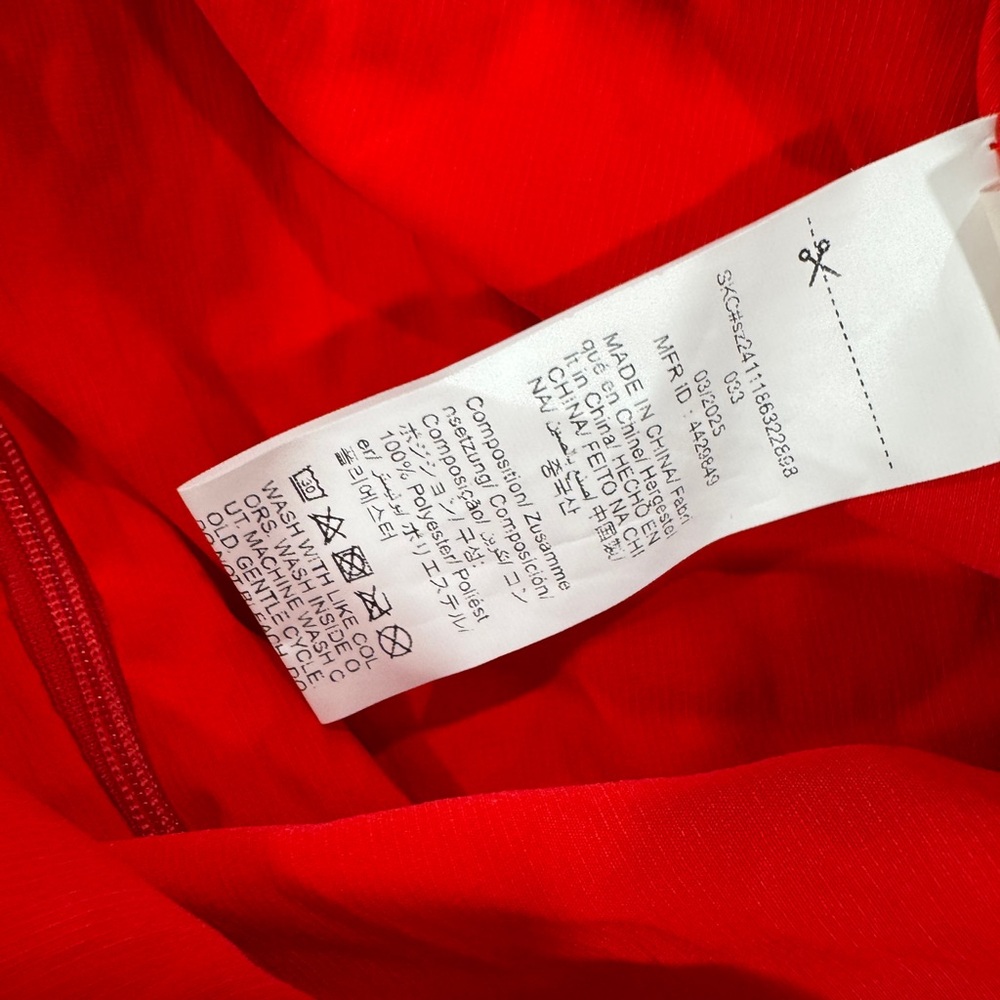 Red Sleeveless Blouse - Picture 4 of 11